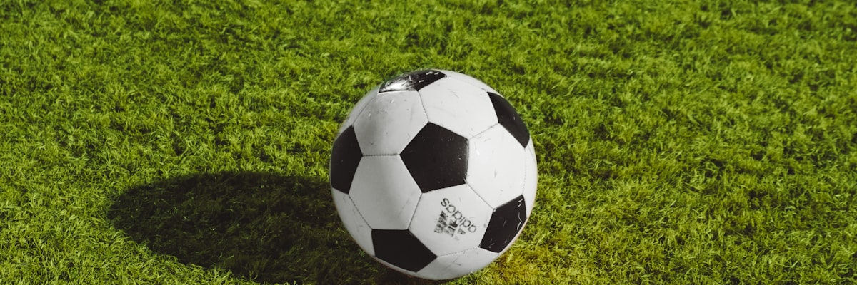 欧冠半决赛激烈比赛现场，球员争抢足球的瞬间