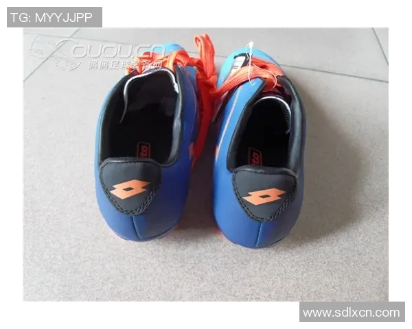 穿乐途足球鞋的球星展现极速突破与精准射门技艺的完美结合