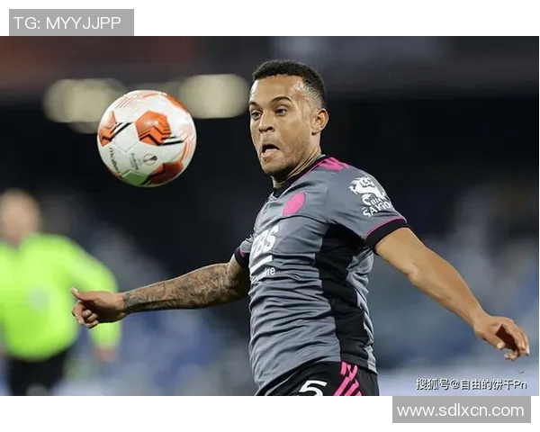 足球场上的飘逸长发辫子展现个性与力量的传奇球星们